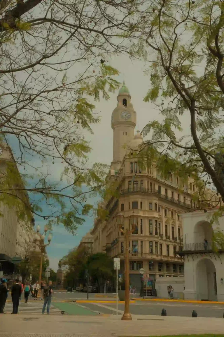 Edificio antiguo sobre la Avenida 9 de Julio en Buenos Aires"